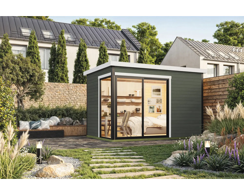 Abri de jardin avec porte coulissante et aménagement intérieur dans un jardin soigné