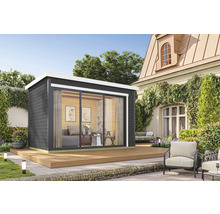 Abri de jardin moderne avec porte coulissante et terrasse dans le jardin.