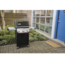 Weber Spirit Gasgrill im Aussenbereich vor Hausfassade