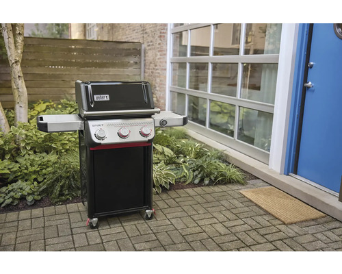Weber Spirit Gasgrill im Aussenbereich vor Hausfassade