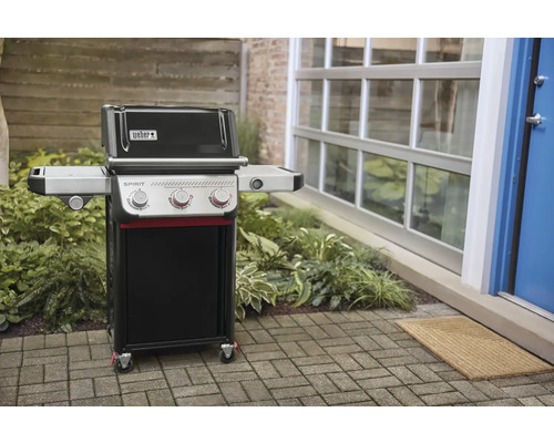 Weber Spirit Gasgrill mit Seitentischen auf einer Terrasse