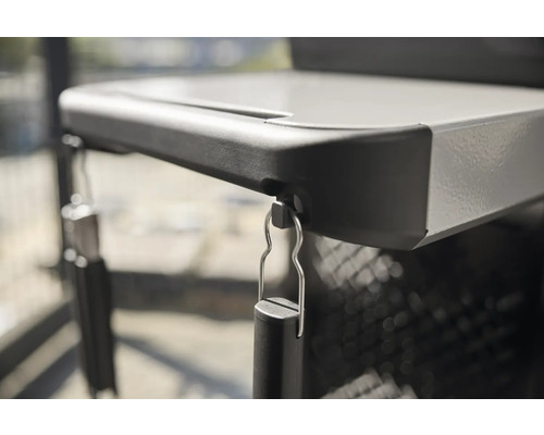 Detailansicht eines Grilltisches mit Einhängevorrichtung für Zubehör