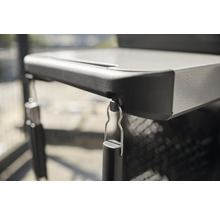 Detailansicht eines Grills mit Seitentisch und Zubehörhaken