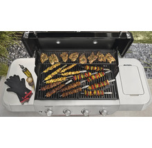 Barbecue à gaz Weber Genesis avec des aliments grillés, des gants de barbecue et une bouteille d''huile