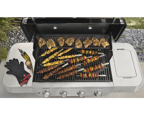 Weber Genesis Gasgrill mit Grillgut, Grillhandschuhen und Ölflasche