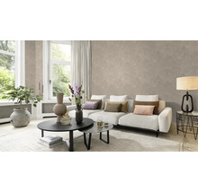 Salon avec canapé, table basse et décoration dans un design lumineux et convivial.