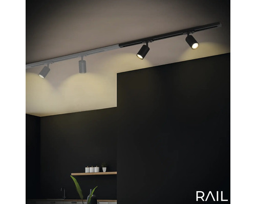 Deckenleuchte mit mehreren Strahlern an einer Schiene
