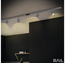Deckenschiene mit Spots zur Beleuchtung eines Raumes.