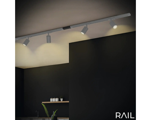 Deckenschiene mit Spots zur Beleuchtung eines Raumes.