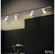 Deckenleuchte mit vier Strahlern an einer Schiene im Innenraum