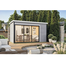 Abri de jardin avec porte coulissante et éléments en bois dans un espace extérieur aménagé.