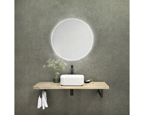 Badezimmergestaltung mit runden Spiegel mit Beleuchtung, Aufsatzwaschbecken und Holztisch