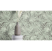 Wohnraum mit einer Tapete mit Palmenmuster und einer Vase