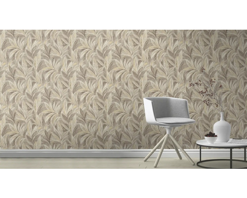 Szene mit Blattmuster-Tapete, Stuhl und Tisch