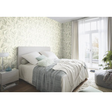 Schlafzimmer mit Blattmuster-Tapete, Bett und Nachttisch