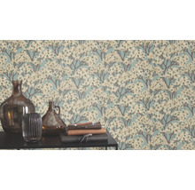 Tapete mit Blütenmuster und Dekorationsgegenständen auf einem Tisch