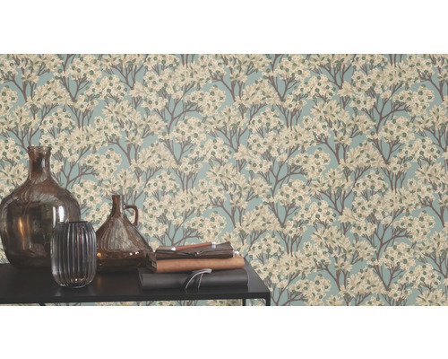 Tapete mit Blütenmuster und Dekorationsgegenständen auf einem Tisch