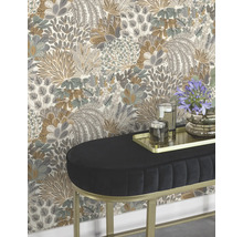 Dekorative Wand mit Blumentapete und gepolsterter Bank