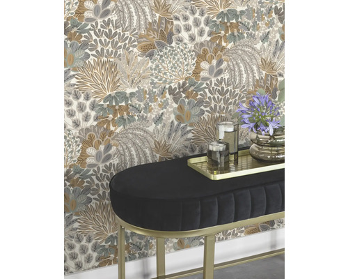 Dekorative Wand mit Blumentapete und gepolsterter Bank