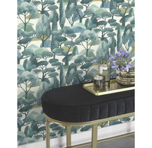 Szene mit Tapete mit Baumdesign und gepolsterter Bank mit Metallbeinen