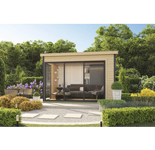 Maison de jardin moderne avec portes coulissantes, coin salon et jardin soigné