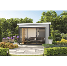 Abri de jardin avec coin salon et terrasse extérieure dans un jardin soigné