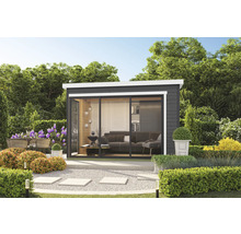 Abri de jardin moderne avec portes coulissantes et intérieur élégant, situé au milieu d'un jardin soigné.