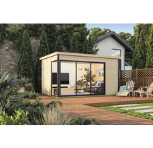 Maison de jardin moderne avec une grande façade en verre et une terrasse en bois dans un jardin verdoyant.