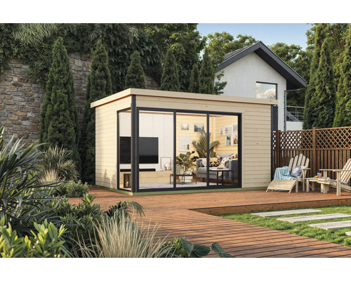 Maison de jardin moderne avec une grande façade en verre et une terrasse en bois dans un jardin verdoyant.