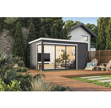 Abri de jardin moderne avec porte coulissante et terrasse en bois dans un environnement verdoyant