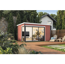 Maison de jardin moderne avec portes coulissantes et terrasse en bois dans un environnement de jardin verdoyant
