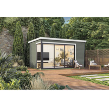 Maison de jardin moderne avec façade en verre et terrasse en bois dans un environnement verdoyant.