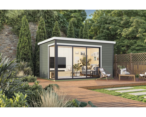 Maison de jardin moderne avec façade en verre et terrasse en bois dans un environnement verdoyant.