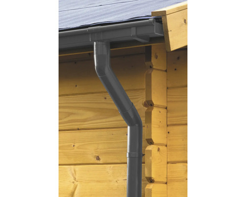 Gouttière en plastique sur une maison en bois