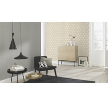 Modernes Wohnzimmer mit geometrischer Tapete, Pendelleuchten und minimalistischen Möbeln.