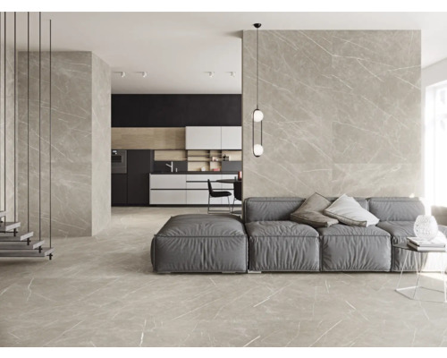 Heller Wohnraum mit Fliesenboden und Wandfliesen in Marmoroptik, Sofa und Küchenzeile