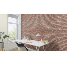 Büro mit Backsteintapete, Schreibtisch und Fenster.