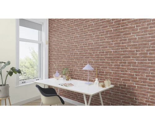 Büro mit Backsteintapete, Schreibtisch und Fenster.