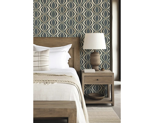 Schlafzimmer mit Bett, Nachttischlampe und gemusterter Tapete