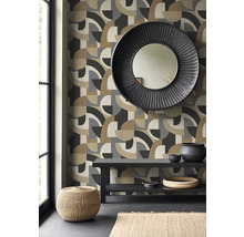 Wohnraum mit geometrischer Tapete, rundem Spiegel und Dekorationen auf einem Tisch