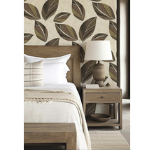 Schlafzimmer mit Bett, Nachttischlampe und Blättertapete