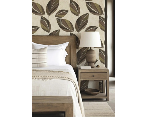 Schlafzimmer mit Bett, Nachttischlampe und Blättertapete