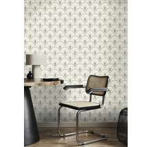 Szene mit einer Wandtapete mit fächerförmigem Art-déco-Muster, einem Tisch mit Lampe und einem Stuhl