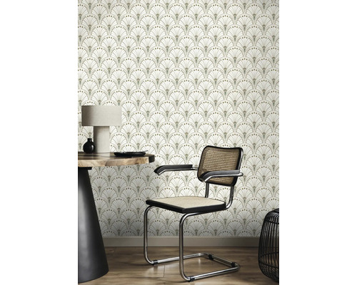 Szene mit einer Wandtapete mit fächerförmigem Art-déco-Muster, einem Tisch mit Lampe und einem Stuhl