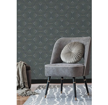 Szene mit gemusterten Tapeten, Stuhl mit Kissen und Teppich