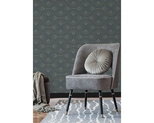 Szene mit gemusterten Tapeten, Stuhl mit Kissen und Teppich