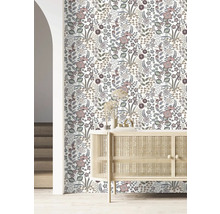 Wand mit floraler Tapete und Holzkommode