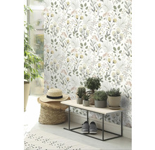 Raumansicht mit Blumentapete, Bank mit Pflanzen und Dekoration