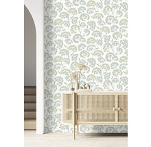 Zimmer mit Blumentapete und Holzkommode