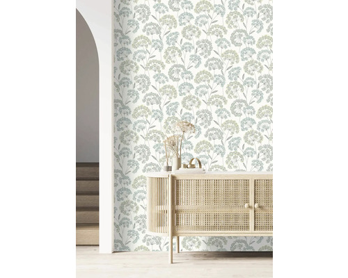 Zimmer mit Blumentapete und Holzkommode